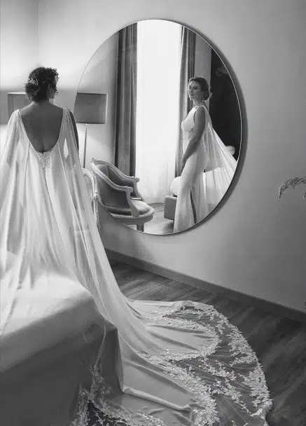 Rosa, in abito da sposa, si guarda allo specchio il giorno del matrimonio